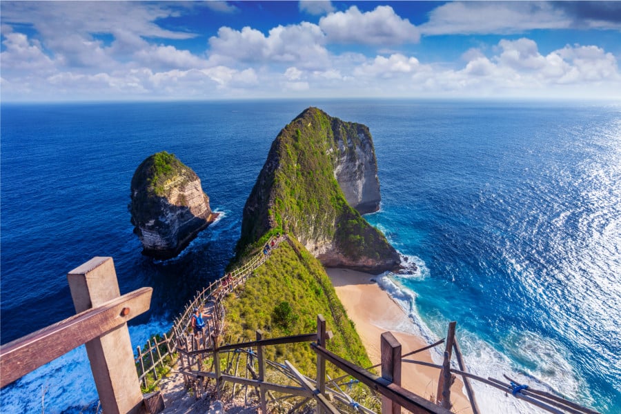 Kelingking Beach in Nusa Penida Bali with ocean in background