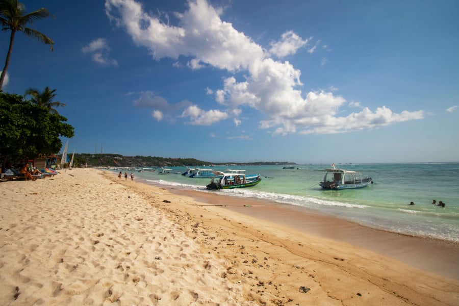 White sandy beach in Nusa Lembongan